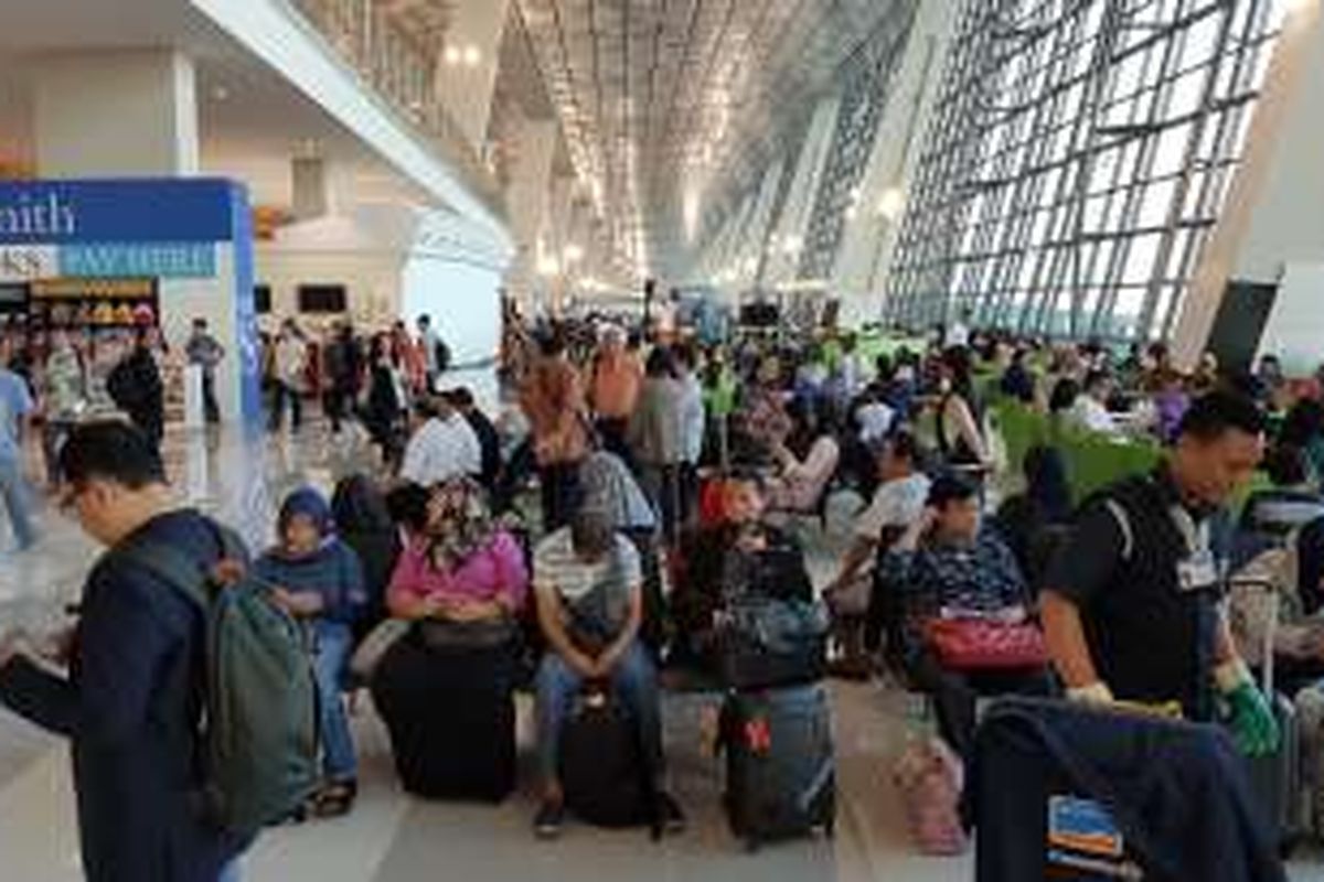Suasana tempat tunggu penumpang di Terminal 3 New Bandara Soekarno-Hatta, Tangerang, Selasa (9/8/2016).