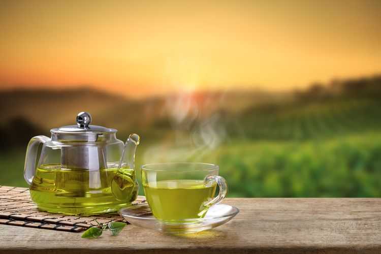 Ilustrasi teh hijau hangat.