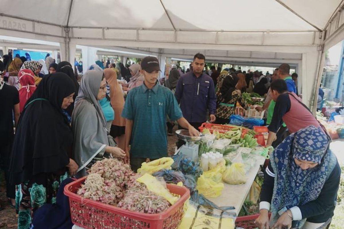 Dinas Pertanian dan Perkebunan (Distanbun) Aceh didukung Kementerian Pertanian (Kementan) kembali menggelar Gebyar Pasar Tani, di Komplek Distanbun Aceh, Lampineung, pada Senin (17/4/2023).