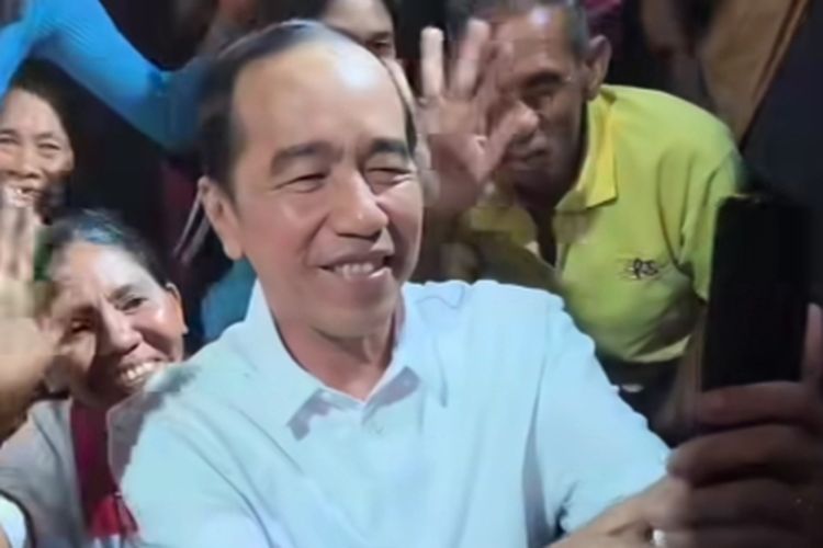 Ketika Jokowi Selfie Bersama Penyintas Gempa di Palue Sikka...