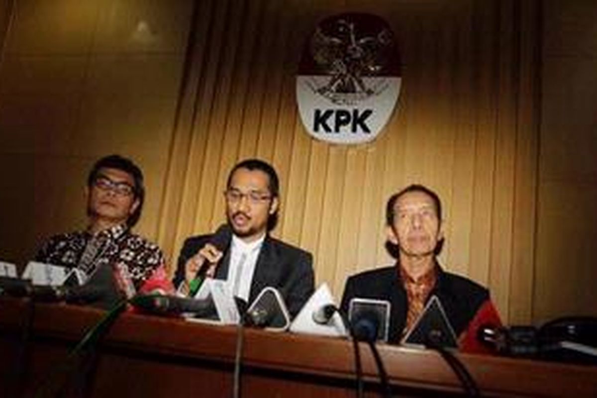 Ketua Komisi Pemberantasan Korupsi (KPK), Abraham Samad didampingi Wakil Ketua KPK, Zulkarnaen (kanan) dan Juru Bicara KPK Johan Budi (kiri) memberikan keterangan pers terkait kasus yang menjerat Menteri Pemuda dan Olahraga (Menpora), Andi Mallarangeng di Gedung KPK, Kuningan, Jakarta Selatan, Jumat (7/12/2012). Andi Mallarangeng menjadi tersangka berdasarkan pengembangan penyidikan korupsi pengadaan barang dan jasa proyek Hambalang di Kemenpora. 