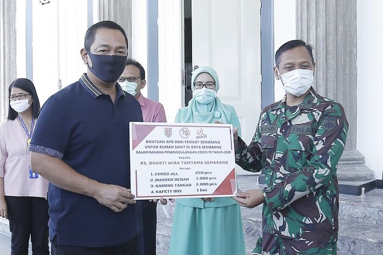 Wali Kota Semarang Hendrar Prihadi, saat menyerahkan bantuan 2.000 Alat Pelindung Diri (APD) kepada tujuh rumah sakit lini satu, dua, dan tiga, di kantornya, Senin (13/4/2020).