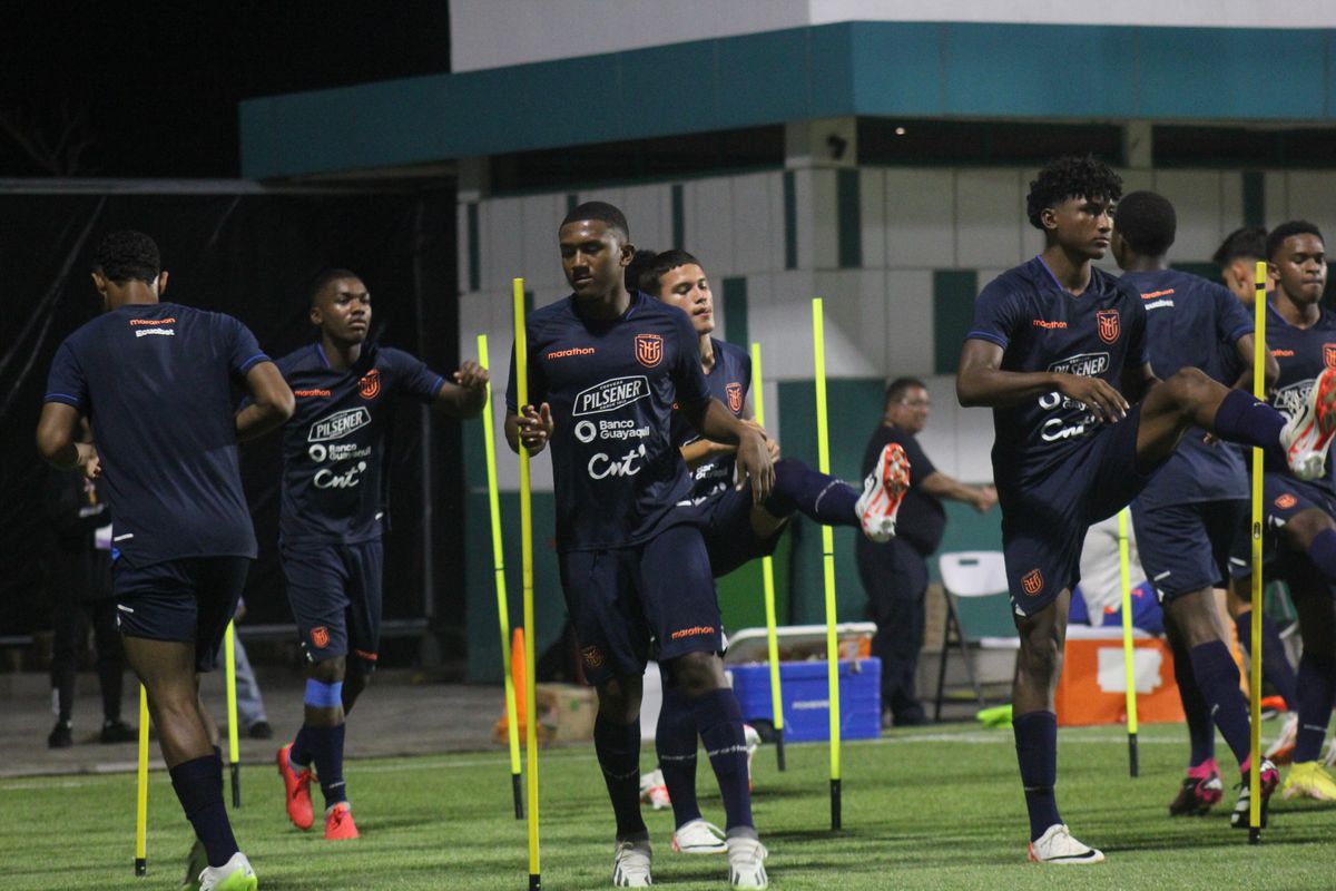 Pemain Ekuador, Jairo Reyes (tengah), saat tengah melakoni sesi latihan menjelang laga melawan timnas U17 Indonesia di Piala Dunia U17 2023.