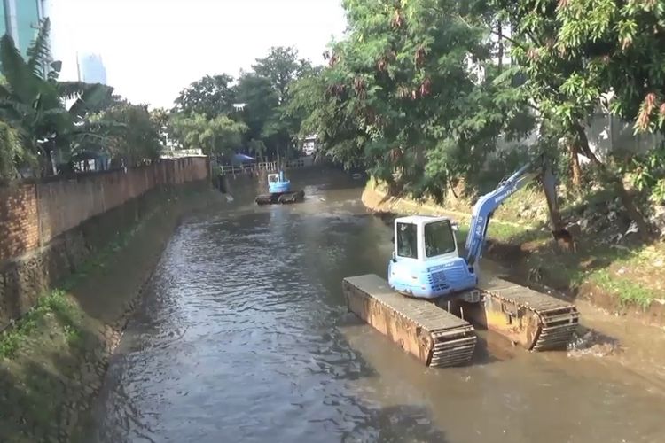 Pemerintah Kota Administrasi Jakarta Selatan melakukan Grebek Lumpur Kali Krukut Segmen Jalan Gatot Subroto sampai Jenderal Sudirman sepanjang panjang sekitar 1.200 meter pada Kamis (30/9/2021).