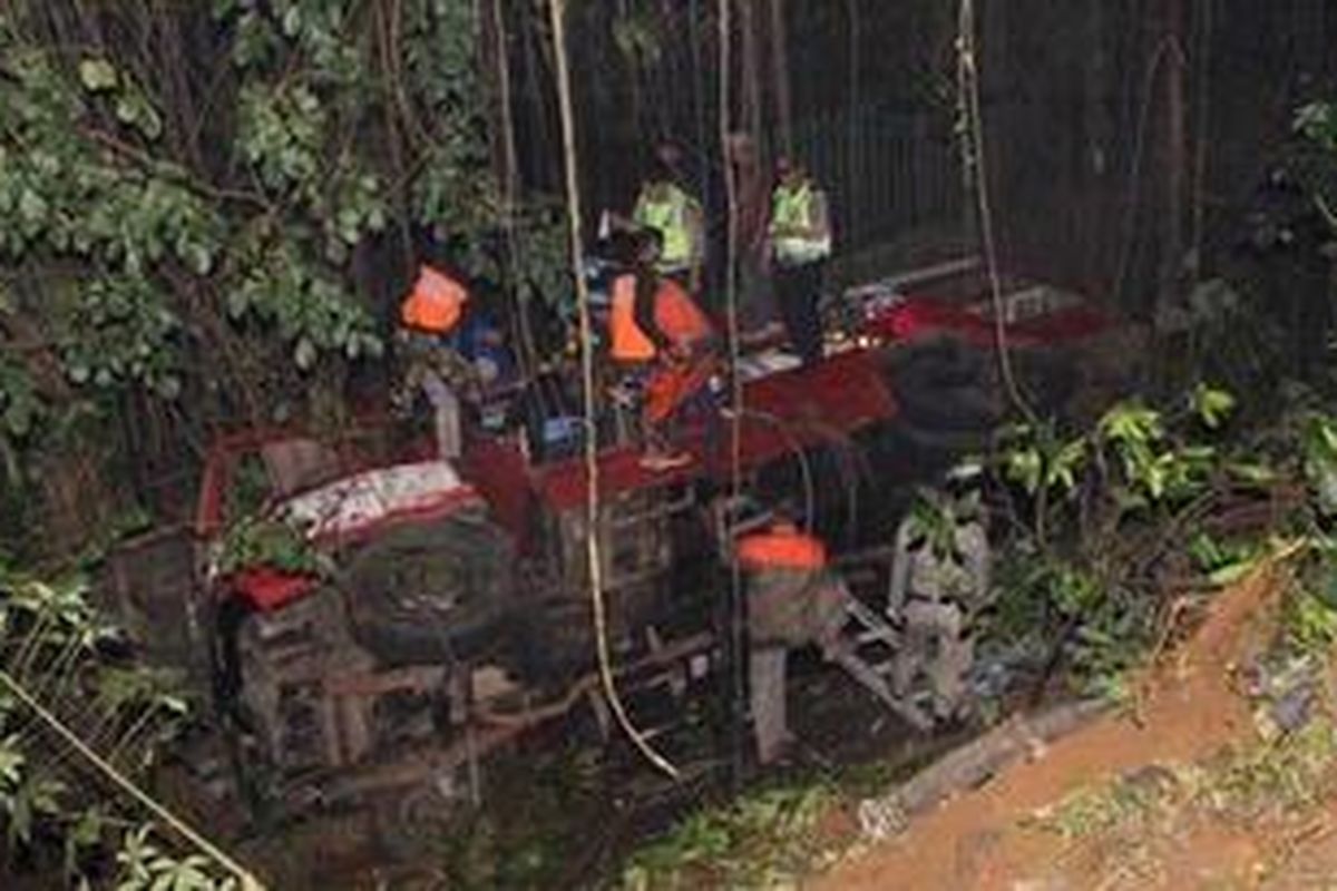 Mobil pemdam kebakaran Kota Bogor yang naas itu, saat masih berada di jurang di Jalan Jalak Harupat, Bogor Tengah, Kota Bogor.