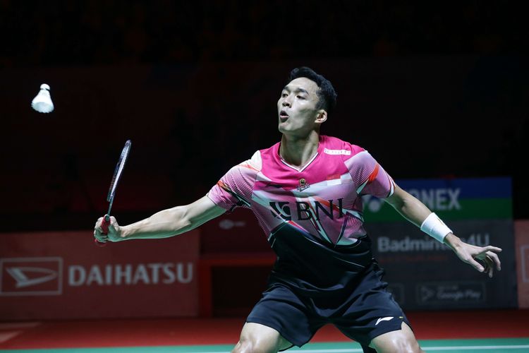 Tunggal putra Indonesia, Jonatan Christie bertanding melawan rekan senegara Chico Aura Dwi Wardoyo pada laga final Indonesia Masters 2023 di Istora Senayan, Jakarta, Minggu (29/1/2023). Jonatan tampil sebagai juara  setelah menang dua gim langsung atas Chico dengan skor 21-15, 21-13.