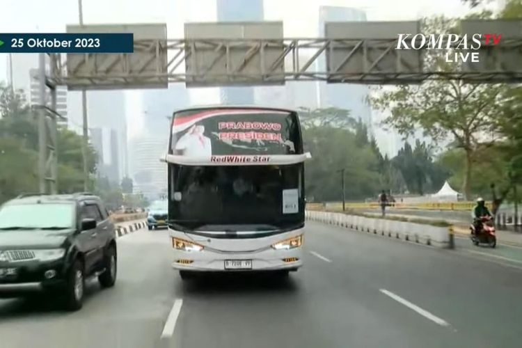 Tangkapan layar capres-cawapres, Prabowo Subianto dan Gibran Rakabuming menaiki bus dari arena GBK hingga Taman Suropati, Jakarta.