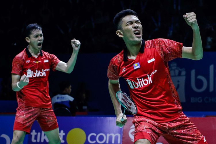 Pasangan ganda putra Indonesia, Fajar Alfian dan Muhammad Rian Ardianto merayakan kemenangan dalam laga babak pertama Indonesia Open 2018 di Istora Senayan, Jakarta, Rabu (4/7/2018). Pasangan ganda putra Indonesia, Fajar Alfian dan Muhammad Rian menang dengan skor 21-18, 14-21 dan 21-18.