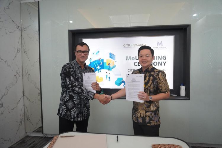 Penandatanganan nota kesepahaman antara Direktur Utama Citra Swarna Group, Victor dengan Chairman MarkPlus, Inc. Jacky Mussry di kantor Citra Swarna Group, Bekasi Town Square, Bekasi. 
