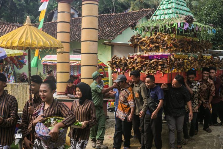 Kirab Ingkung yang digelar di Desa Wonosido diikuti ratusan warga desa setempat menyediakan ratusan ingkung yang dibagikan gratis kepada masyarakat 
