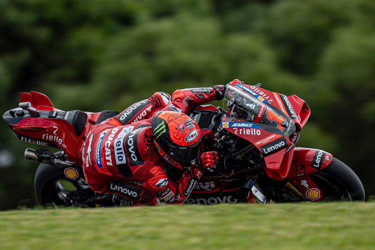 Francesco Bagnaia saat sesi latihan bebas pada MotoGP Portugal 2023 di Sirkuit Portimao. Francesco Bagnaia memimpin klasemen MotoGP 2023 usai memenangi sprint race GP Portugal, Sabtu (25/3/2023).