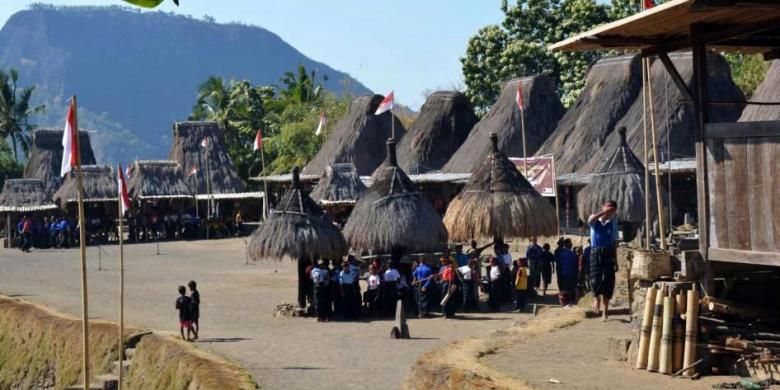 Kampung Tololela, Desa Manubhara, Kecamatan Inerie, kawasan Wisata Lembah Jerebu, Kabupaten Ngada, Flores, NTT, saat Pagelaran Musik Tiup Tradisional Bombardom, sekaligus pemecahan rekor MURI, Sabtu (19/9/2015).