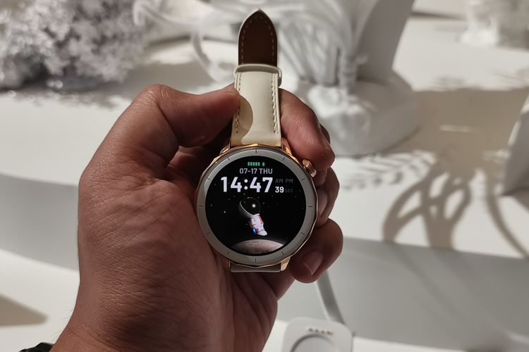 Oppo Watch X2 Mini merupakan versi ringkas dari seri Watch X2 dengan desain bulat dan bodi aluminium yang ramping. Jam tangan ini mengusung layar AMOLED 1,32 inci dengan resolusi 466 x 466, tingkat kecerahan hingga 1.000 nit, serta tahan air 5 ATM.