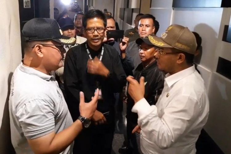 Wakil Bupati Sumedang Erwan Setiawan saat sidak tempat hiburan malam, Rabu (18/3/2020) malam. AAM AMINULLAH/KOMPAS.com