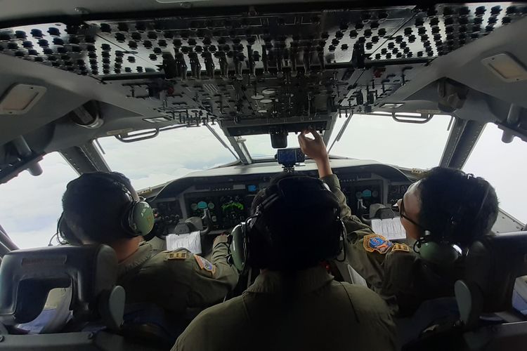 Pilot pesawat CN-295 ketika menggelar operasi Teknologi Modifikasi Cuaca (TMC), Kamis (9/1/2020).