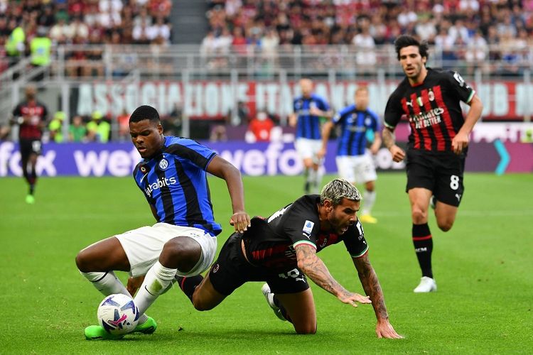 Denzel Dumfries dan Theo Hernandez berebut bola dalam pertandingan Milan vs Inter pada Liga Italia 2022-2023 di Stadion San Siro, Sabtu (3/9/2022) malam WIB. Terkini, Supercoppa Italiana atau Piala Super Italia 2023 akan menyuguhkan laga Milan vs Inter di Stadion Internasional King Fahd, Riyadh, Arab Saudi, Rabu 18 Januari 2023.