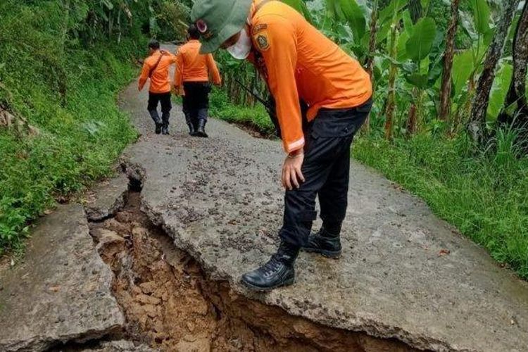 Bencana pergerakan tanah di Kampung Cigadel RT 04/RW 03, Desa Sukawangi, Kecamatan Sukamakmur, Kabupaten Bogor.