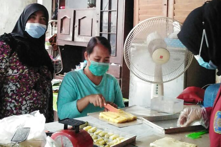 Mahasiswa Universitas Muhammadiyah Malang (UMM) dalam program Program Kreativitas Mahasiswa Bidang Pengabdian Kepada Masyarakat (PKM-PM) membuat produk susu panggang.