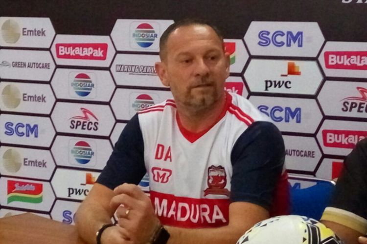 Pelatih Madura United, Dejan Antonic dalam jumpa pers di Stadion Maguwoharjo, Sleman, Kamis (07/03/2019).