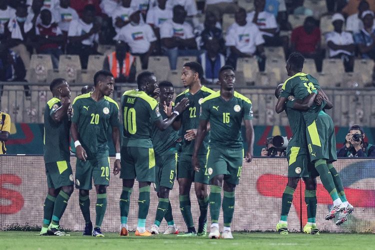 Tim nasional Senegal merayakan gol ketiga dalam pertandingan melawan Equatorial Guinea pada perempat final Piala Afrika 2021 di Stadion Ahmadou Ahidjou, Senin (31/1/2022) dini hari WIB. 