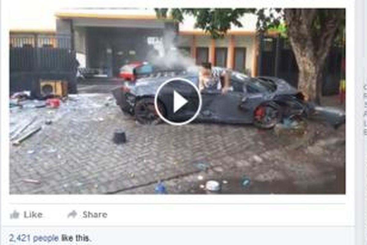 Video amatir yang merekam detik-detik kecelakaan Lamborghini di Surabaya, Minggu (29/11/2015), menyebar melalui jejaring sosial.