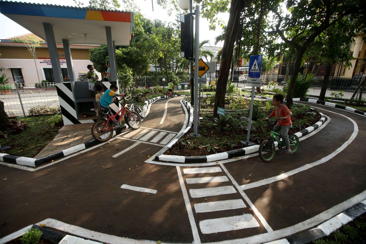 Bocah bermain di Taman Lalu Lintas Ruang Publik Terpadu Ramah Anak (RPTRA) Kebon Pala Berseri, Kecamatan Makasar, Jakarta Timur, Kamis (22/2/108). Taman lalu lintas pertama di Jakarta Timur ini diharpakan menjadi media edukasi sejak dini khusunya bagi anak-anak mengenai tertib berlalu lintas di jalan.