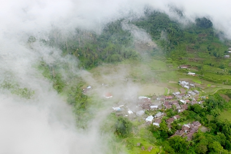 Dikelilingi pegunungan membuat Desa Rinding Allo kerap ditutupi kabut sepanjang hari. 