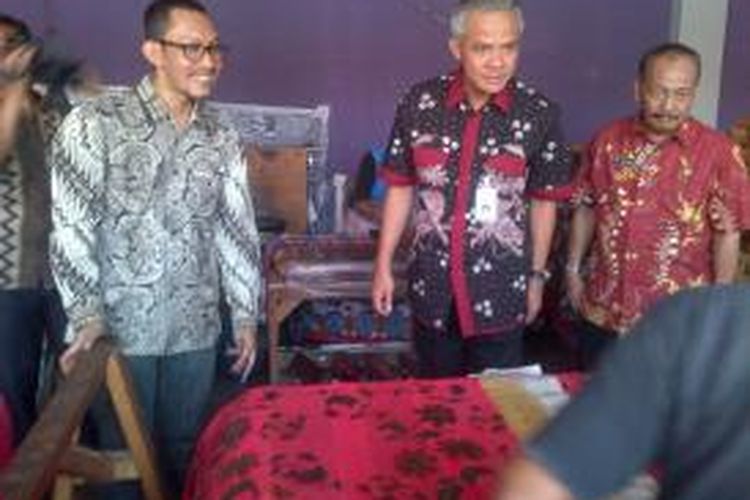 Gubernur Jawa Tengah Ganjar Pranowo tengah melihat proses pembuatan batik Pekalongan, Rabu (23/9/2015)
