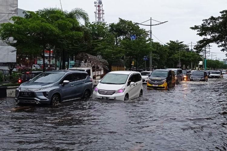 Salah satu jalan utama di Banjarmasin terendam banjir pada, Jumat (15/1/2021). 