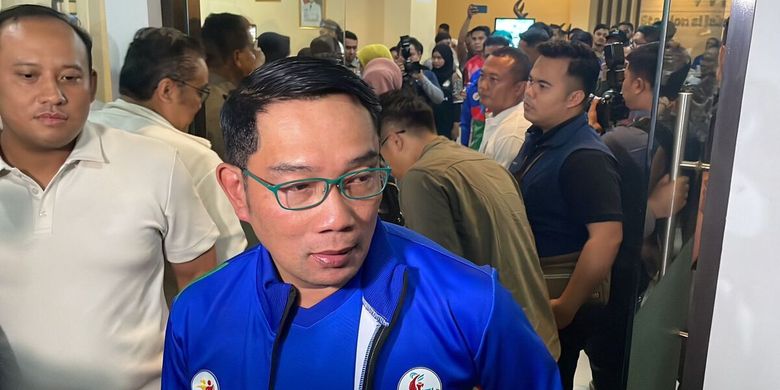 Gubernur Jawa Barat Ridwan Kamil saat mengunjungi TPST di Kecamatan Margaasih, Kabupaten Bandung, Jawa Barat