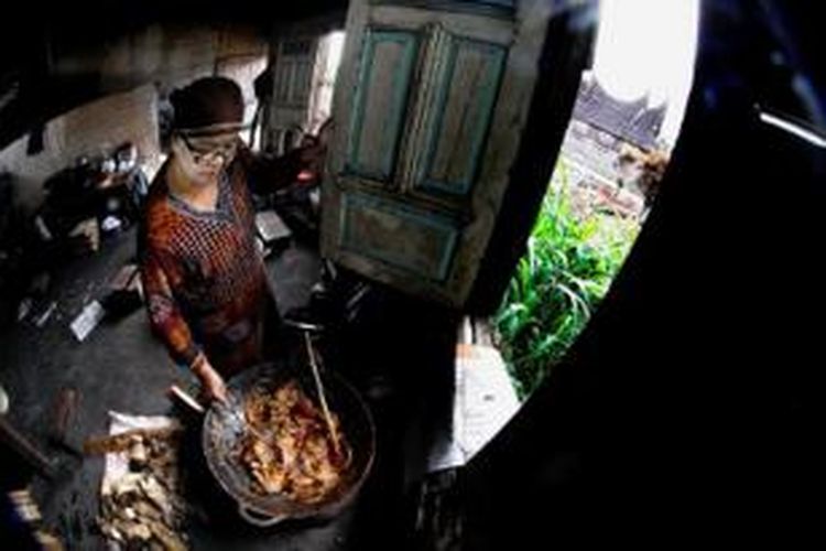 Welti memasak masakan untuk warung nasi kapau miliknya di rumahnya di Nagari Kapau, Agam, Sumatera Barat. Masakan khas nasi kapau antara lain rendang itik, rendang ayam, dan tambusu (usus sapi isi telur dan tahu).