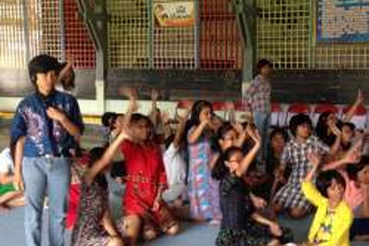 Anak-anak berkebutuhan khusus belajar di SLB di Wonosobo, Kamis (24/3/2016)