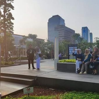 Pengunjung berpose di depan mesin foto otomatis Sarinah, Jakarta Pusat, Kamis (29/6/2023).