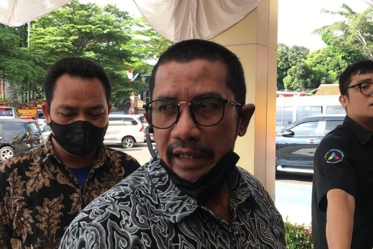 Kuasa hukum Rini Diana dan Sulaiman, Fahmi Bachmid saat mendampingi kliennya menjalani pemeriksaan soal kasus dugaan penyekapan oleh Nindy Ayunda di Polres Metro Jakarta Selatan, Senin (4/7/2022). 