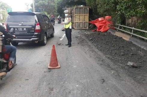 Sopir Diduga Mengantuk, Truk Pasir Tabrak Pembatas Jalan dan Terguling di Jalan S Parman
