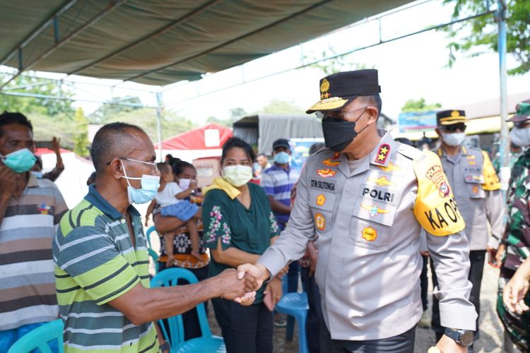 Kapolda Nusa Tenggara Timur (NTT) Irjen Polisi Daniel Tahi Monang Silitonga mengunjungi korban dampak erupsi Lewotobi Laki-laki di Desa Boru, Kecamatan Wulanggitang, Kabupaten Flores Timur, Senin (9/1/2024).