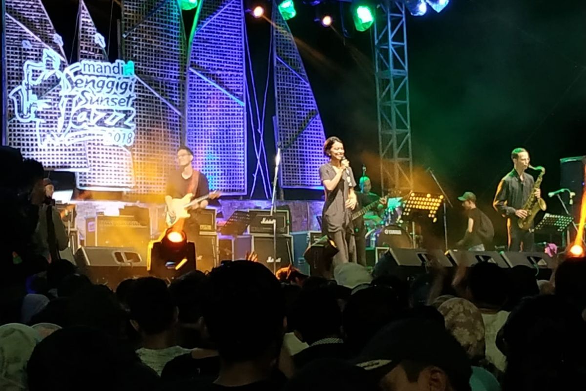 Penyanyi Eva Celia tampil di Senggigi Sunset Jazz 2018 di Pantai Senggigi, Lombok Barat, Minggu (9/12/2018).