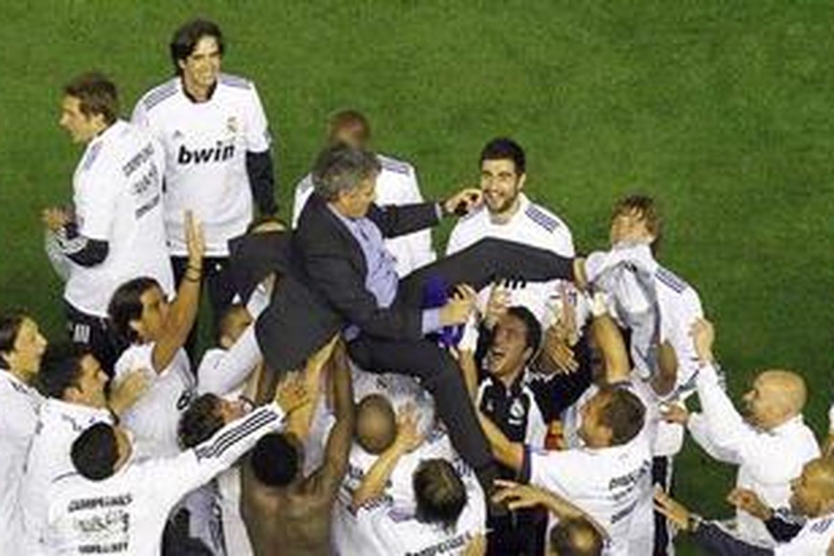 Pemain-pemain Real Madrid mengangkat pelatih Jose Mourinho usai memenangi final Copa del Rey melawan Barcelona, di Mestalla, Rabu (20/4/2011).