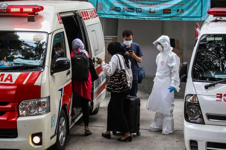 Pasien positif Covid-19 orang tanpa gejala (OTG) memasuki mobil ambulans di Puskesmas Kecamatan Tanah Abang, Jakarta Pusat, Jumat (25/9/2020). Total sebanyak 21 Pasien positif Covid-19 orang tanpa gejala (OTG) yang dipindahkan ke Rumah Sakit Darurat Wisma Atlet untuk di karantina.