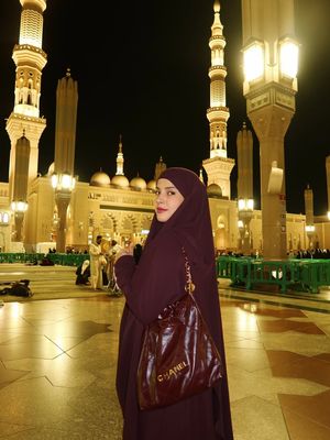 Busana umrah Tasya Farasya tampil modest, elegan, dan fungsional. Dari earth tone hingga serba hitam, gayanya nyaman dipakai seharian.