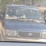 Polisi Kantongi Identitas Pengemudi Mobil yang Acungkan Celurit di Surabaya