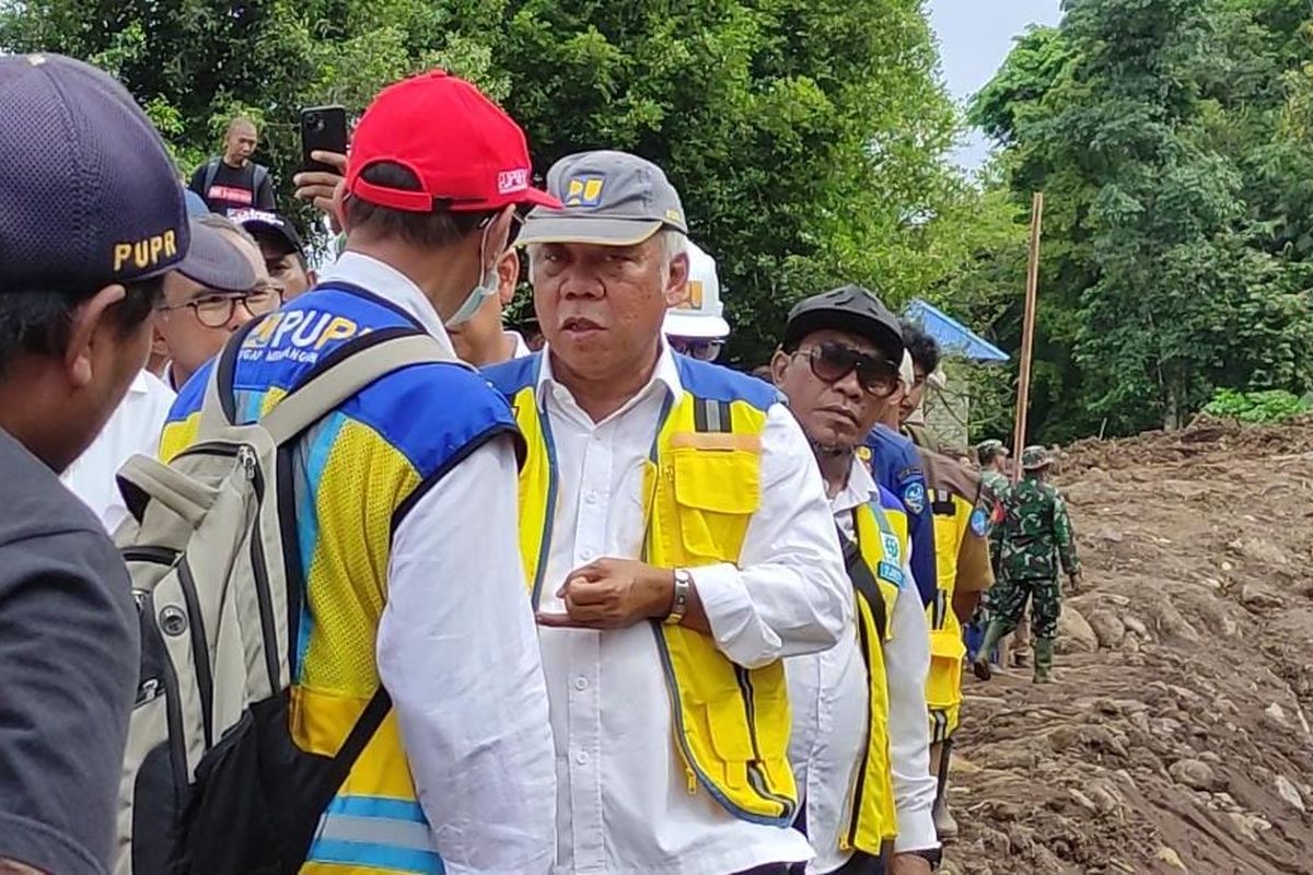 Menteri PUPR, Basuki Hadimuljono saat meninjau lokasi banjir bandang di Kelurahan Rua, Kecamatan Pulau Ternate, Kota Ternate, Maluku Utara pada Selasa (3/9/2024).