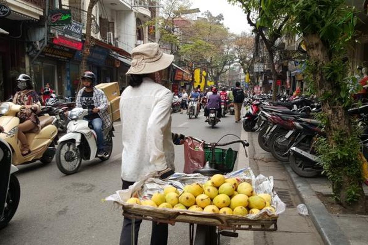 Sebuah jalan sibuk di Hanoi.