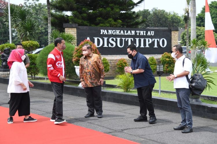 Presiden dan Ibu Negara Iriana Jokowi beserta Seskab Pramono Anung, Menteri BUMN Erick Thohir, dan Menteri Investasi Bahlil Lahadalia sebelum bertolak menuju Kaltim, Minggu (13/03/2022).
