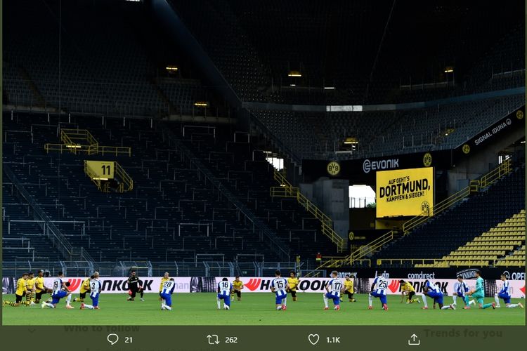 Pemain Borussia Dortmund dan Hertha Berlin berlutut untuk menghormati kematian George Floyd sekaligus kampanye anti-rasisme, Sabtu (6/6/2020) di Signal Iduna Park.