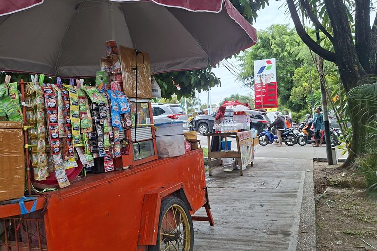 Kisah Warga Palangka Raya Cari Rezeki di Tengah Krisis BBM, Jualan di Dekat Antrean