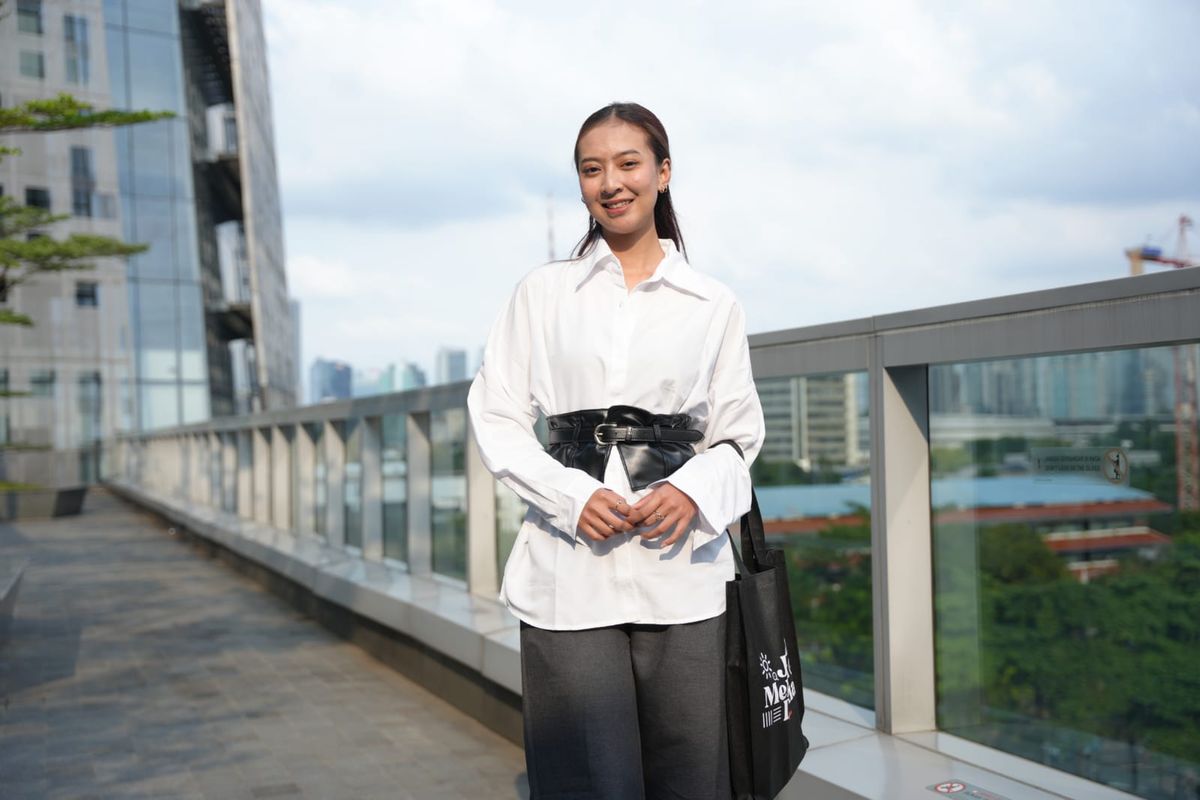 Dea Rachma lulusan UGM yang memilih bekerja sebagai cleaning service saat sedang berfoto di Menara 优游国际, Jakarta Selatan, Senin (8/7/2024)