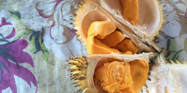 Daging Durian Lai khas Kalimantan Timur berwarna orange kemerahan yang dijual di pinggir Jalan Propinsi, Desa Api-Api, Kecamatan Waru, Kabupaten Penajam Paser Utara, Jumat (8/5/2015).