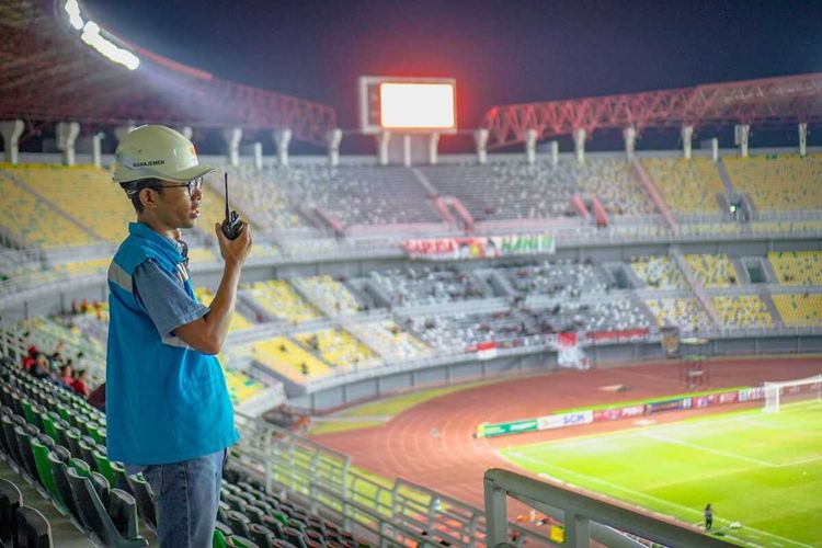 Petugas PLN memeriksa keandalan pasokan listrik di Stadion Gelora Bung Tomo, Surabaya, Jawa Timur.