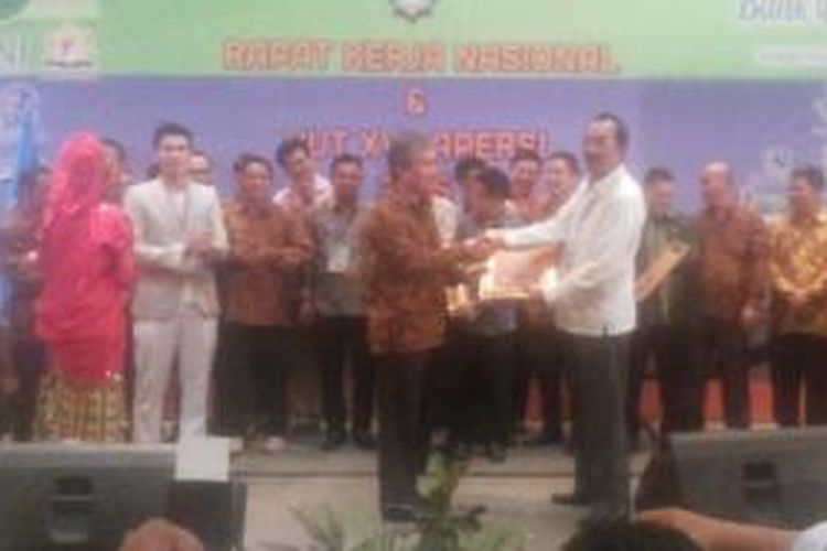 Eddy Ganefo saat memberikan penghargaan kepada anggotany pada pelaksanaan HUT ke-17 dan Rakernas Apersi di Makassar, Sabtu (12/12/2015).
